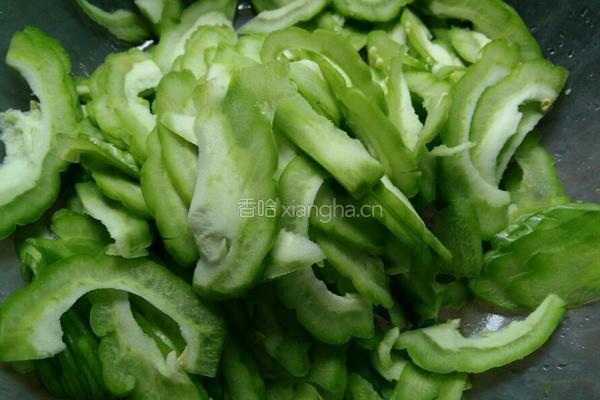 苦瓜鸡蛋饼的做法图解1