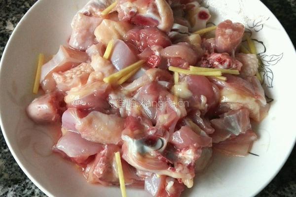 黄花菜煮鸡肉的做法图解3