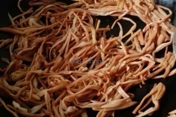 黄花菜煮鸡肉的做法图解8