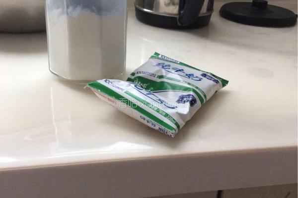 自制炼乳的做法图解1