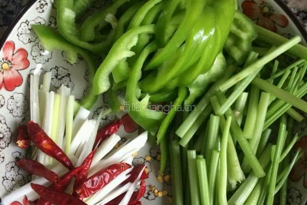 干煸鱿鱼须的做法图解1