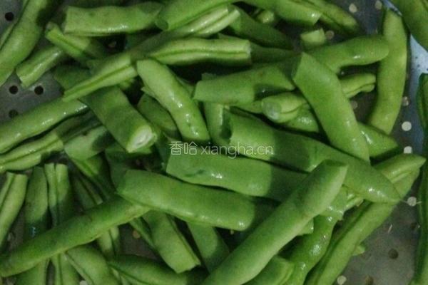 蒜香四季豆的做法图解1