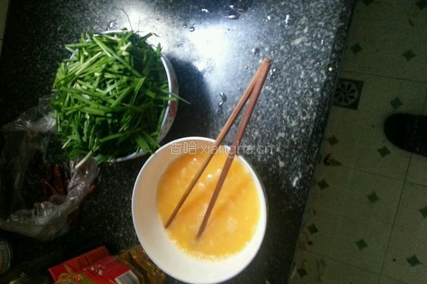 简单的养生。鸡蛋炒韭菜。的做法图解1