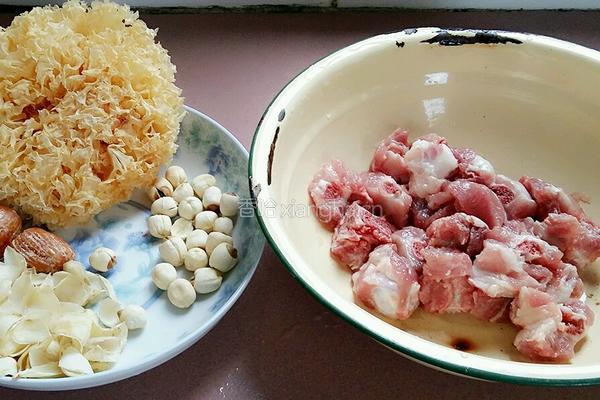 莲子百合银耳蜜枣排骨汤的做法图解1