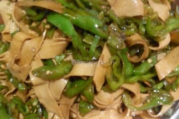 尖椒炒豆付皮的做法图解1