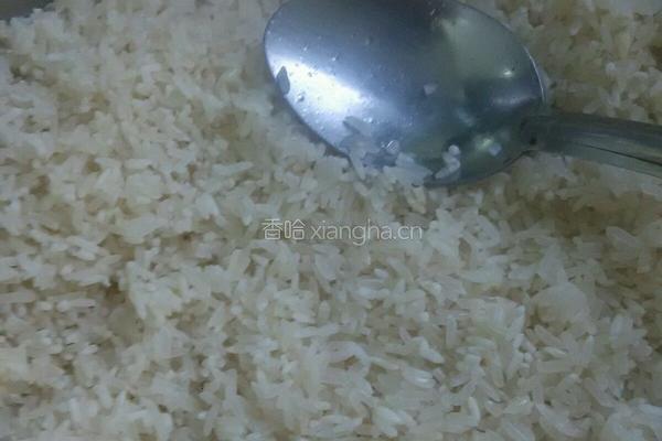 塘虱鸡蛋煲仔饭的做法图解1