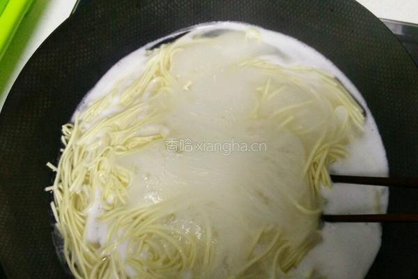 牛肉炒拉面的做法图解1