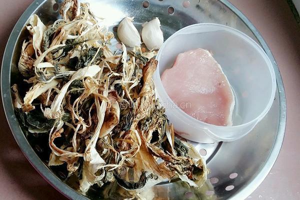 蒜蓉菜干肉片的做法图解1