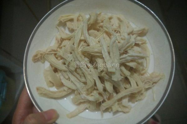 凉拌鸡丝⊙▽⊙的做法图解1
