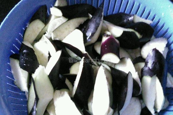 清炒紫茄子的做法图解2