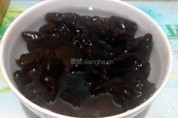 木耳莲藕炒肉片的做法图解1