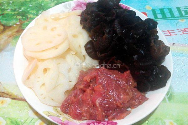 木耳莲藕炒肉片的做法图解3