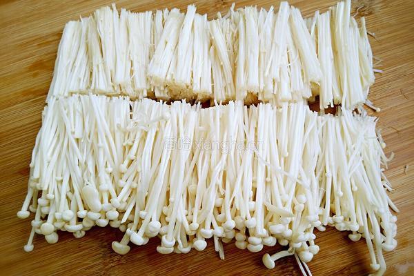 西红柿炒金针菇的做法图解2