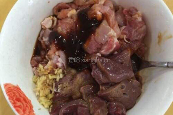 青椒猪肝炒瘦肉的做法图解3