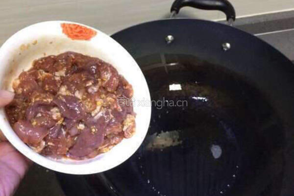 青椒猪肝炒瘦肉的做法图解6