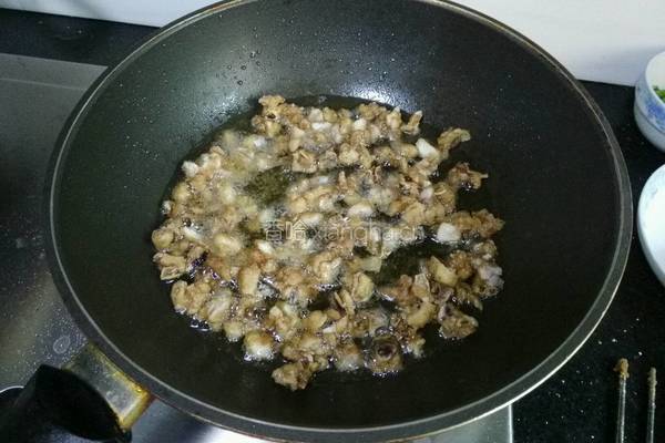 核桃仁麻辣鸡的做法图解3