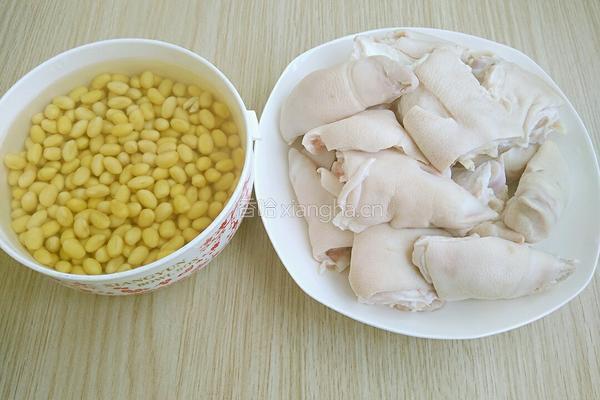 剁椒猪蹄的做法图解1