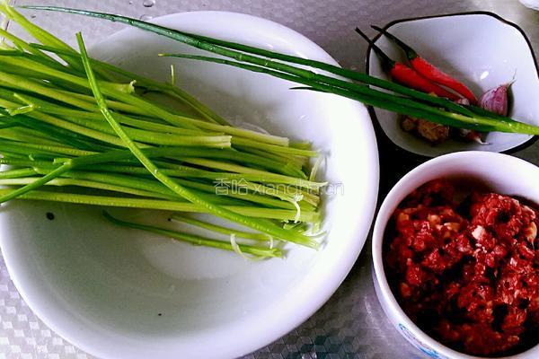 芹菜牛肉末的做法图解1