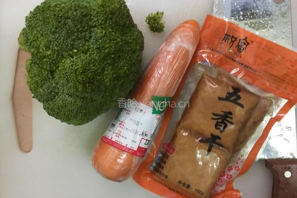 西兰花炒香干的做法图解1