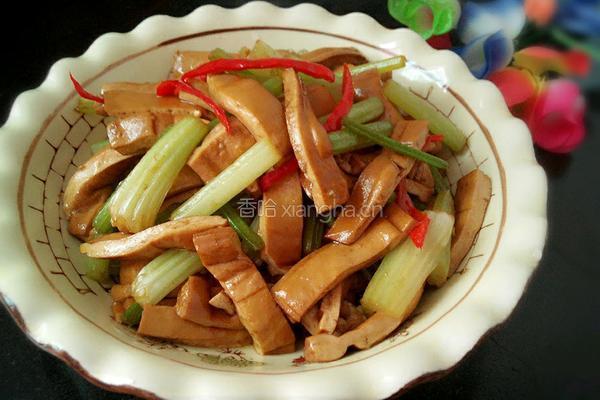 熏干炒香芹的做法图解6