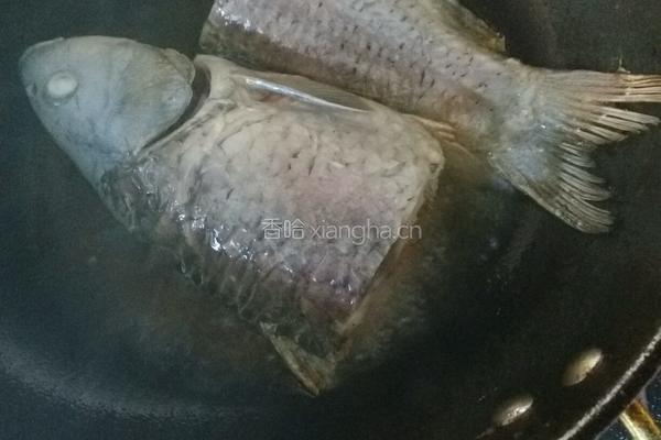 红烧鲫鱼的做法图解1