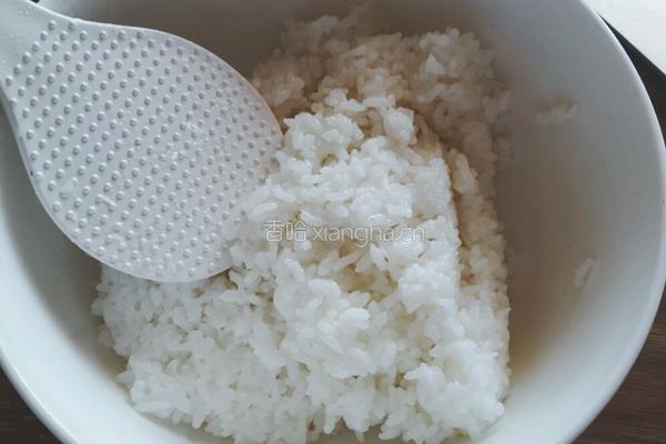 金枪鱼紫菜包饭的做法图解1