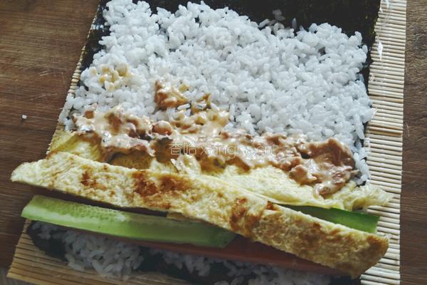 金枪鱼紫菜包饭的做法图解7