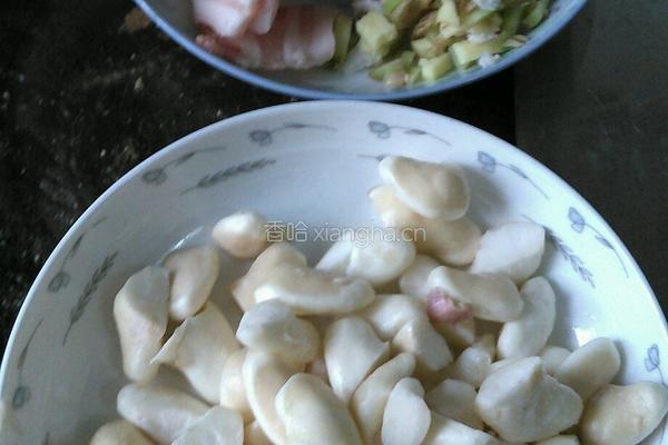 菱角小炒肉的做法图解1