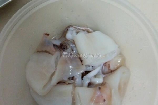韮菜花炒鲜鱿的做法图解1