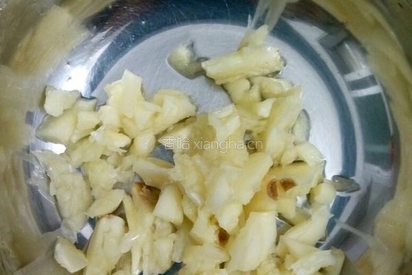 韮菜花炒鲜鱿的做法图解3