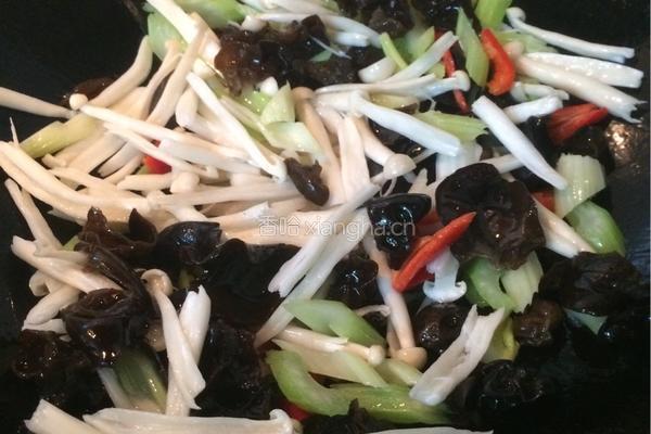 西芹炒木耳的做法图解5