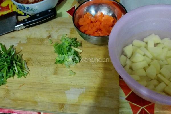 土豆烧鸡腿的做法图解2