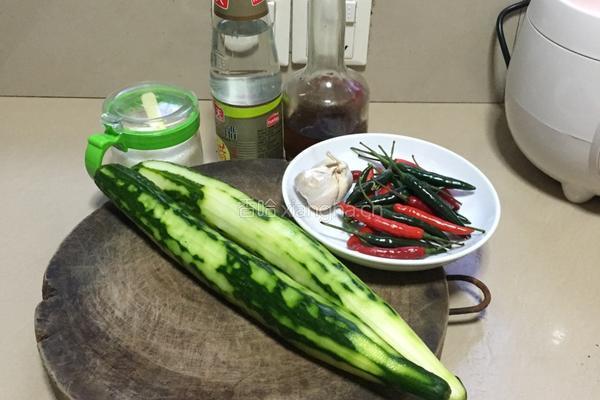 酸辣黄瓜的做法图解1