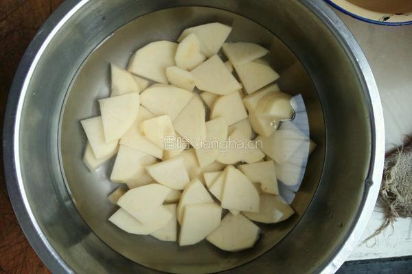 腌猪肉土豆烩豆角的做法图解1
