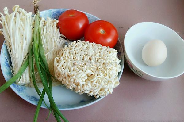 西红杮金针菇鸡蛋香葱面的做法图解1