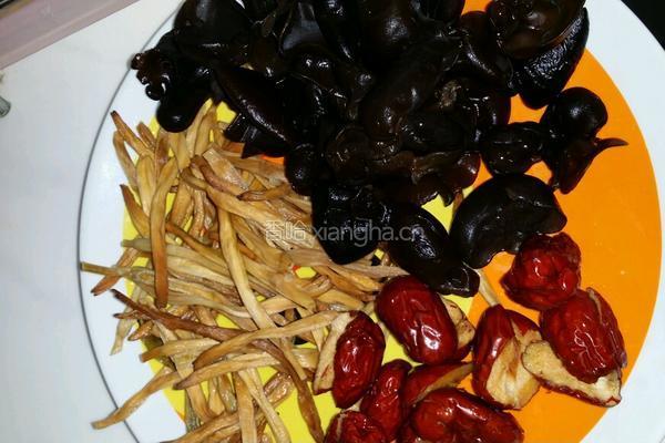 金针菜云耳蒸鸡的做法图解2