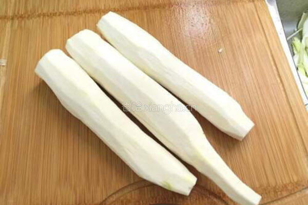 茭白笋炒肉片的做法图解1