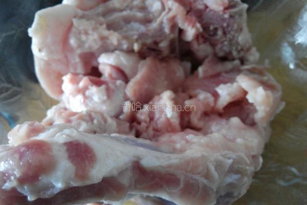 酸菜猪肉炖粉条的做法图解3