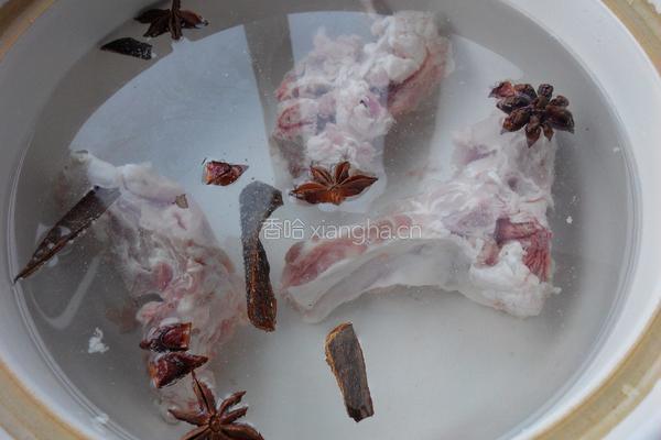 酸菜猪肉炖粉条的做法图解4