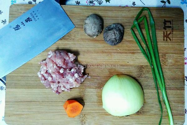 鲫鱼塞肉的做法图解1