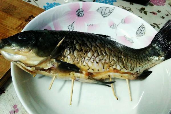 鲫鱼塞肉的做法图解9