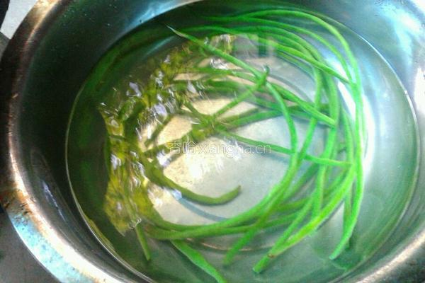 手撕豇豆的做法图解2