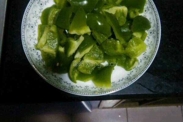 甜椒炒肉的做法图解2