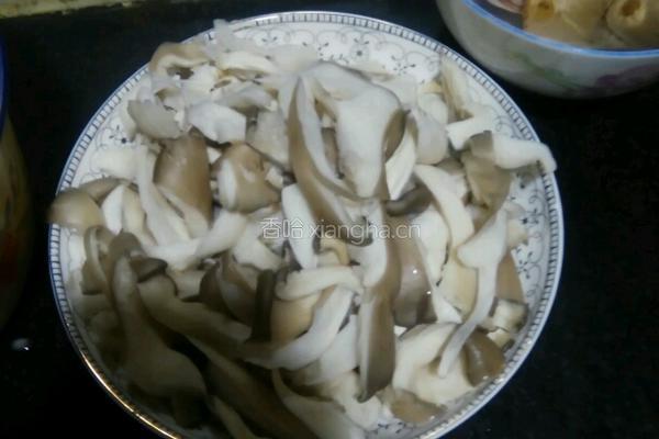 醋溜蘑菇的做法图解1