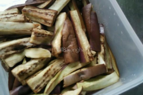 豆瓣酱炒茄子的做法图解1