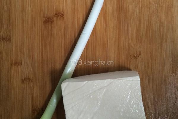 小葱拌豆腐的做法图解1