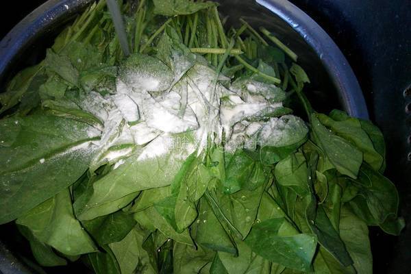 菠菜拌花生米的做法图解1