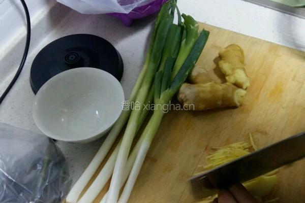 猪肉大葱饺子馅的做法图解2