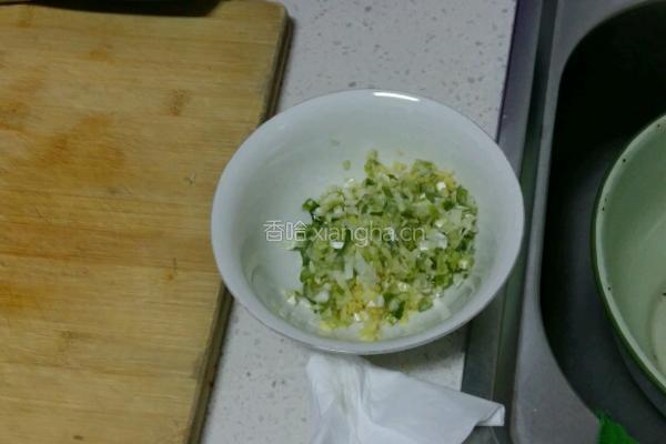 猪肉大葱饺子馅的做法图解3
