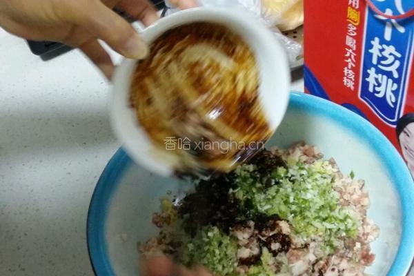 猪肉大葱饺子馅的做法图解4